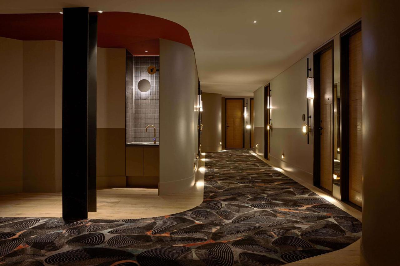 QT Auckland Hotel Buitenkant foto A corridor at the hotel