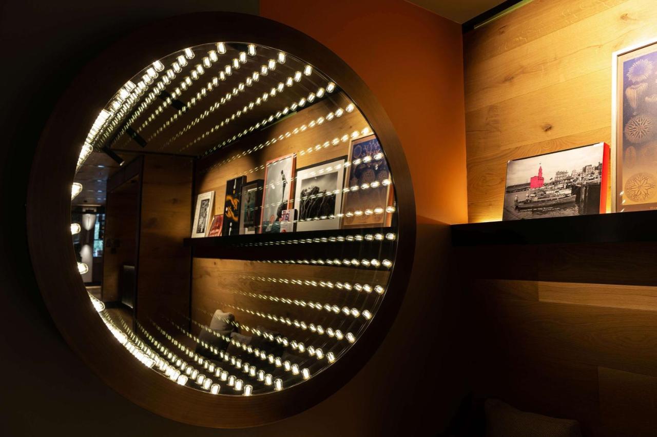 QT Auckland Hotel Buitenkant foto Infinity mirror