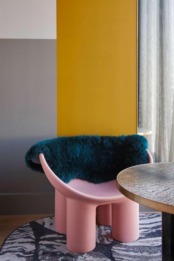 QT Auckland Hotel Buitenkant foto A blue mink fur pelt