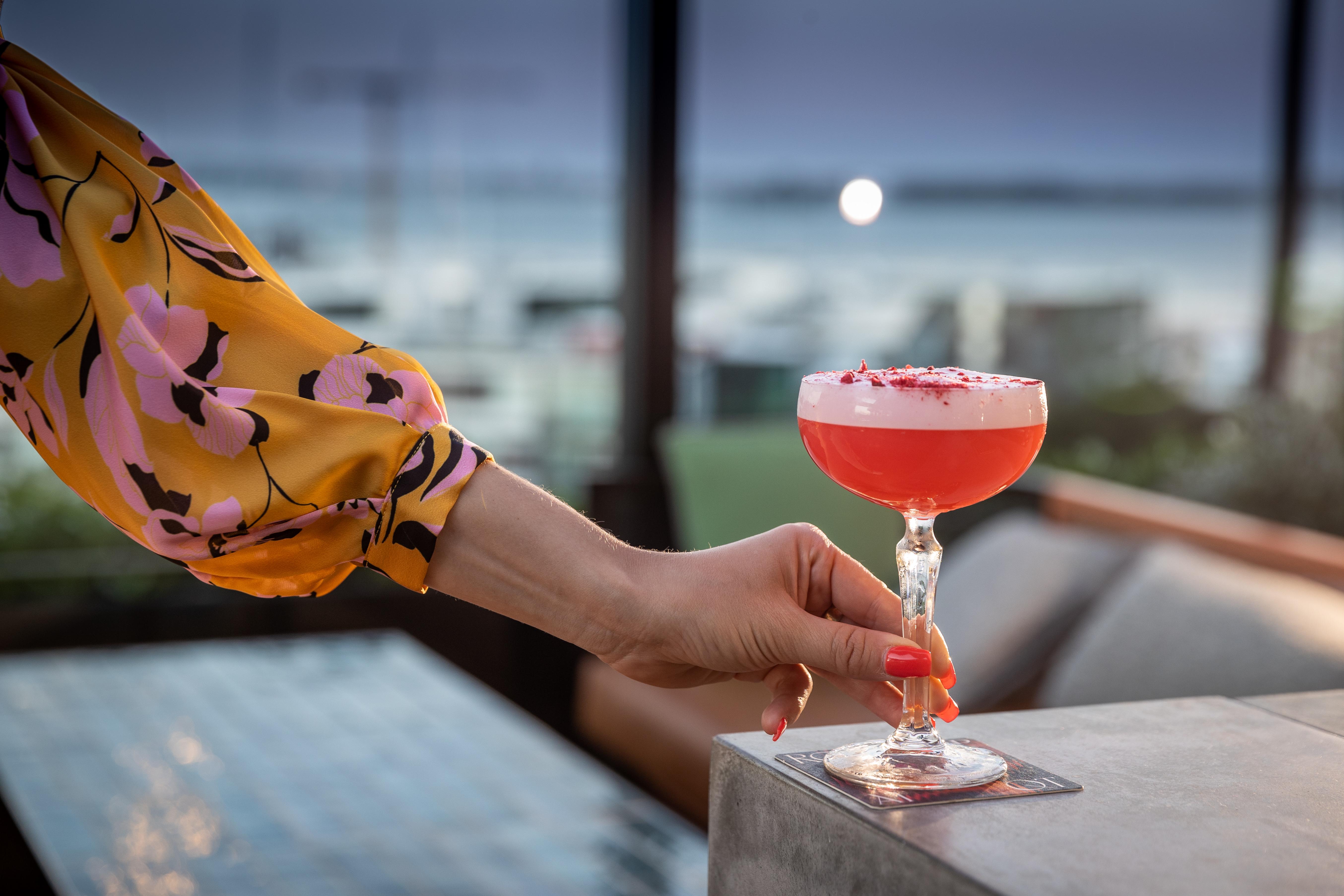 QT Auckland Hotel Buitenkant foto A woman holding a cocktail