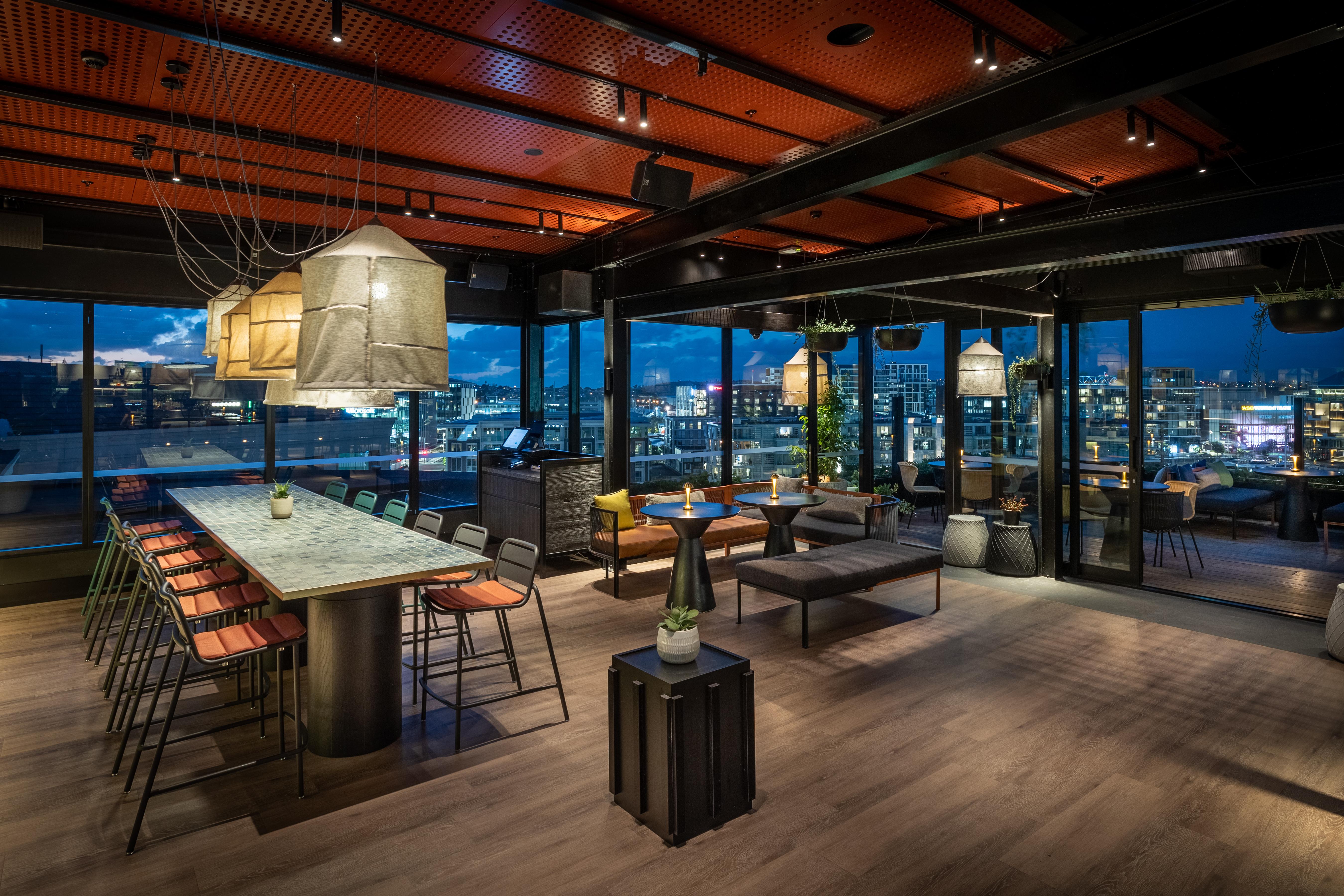 QT Auckland Hotel Buitenkant foto The rooftop bar at the Standard East Village