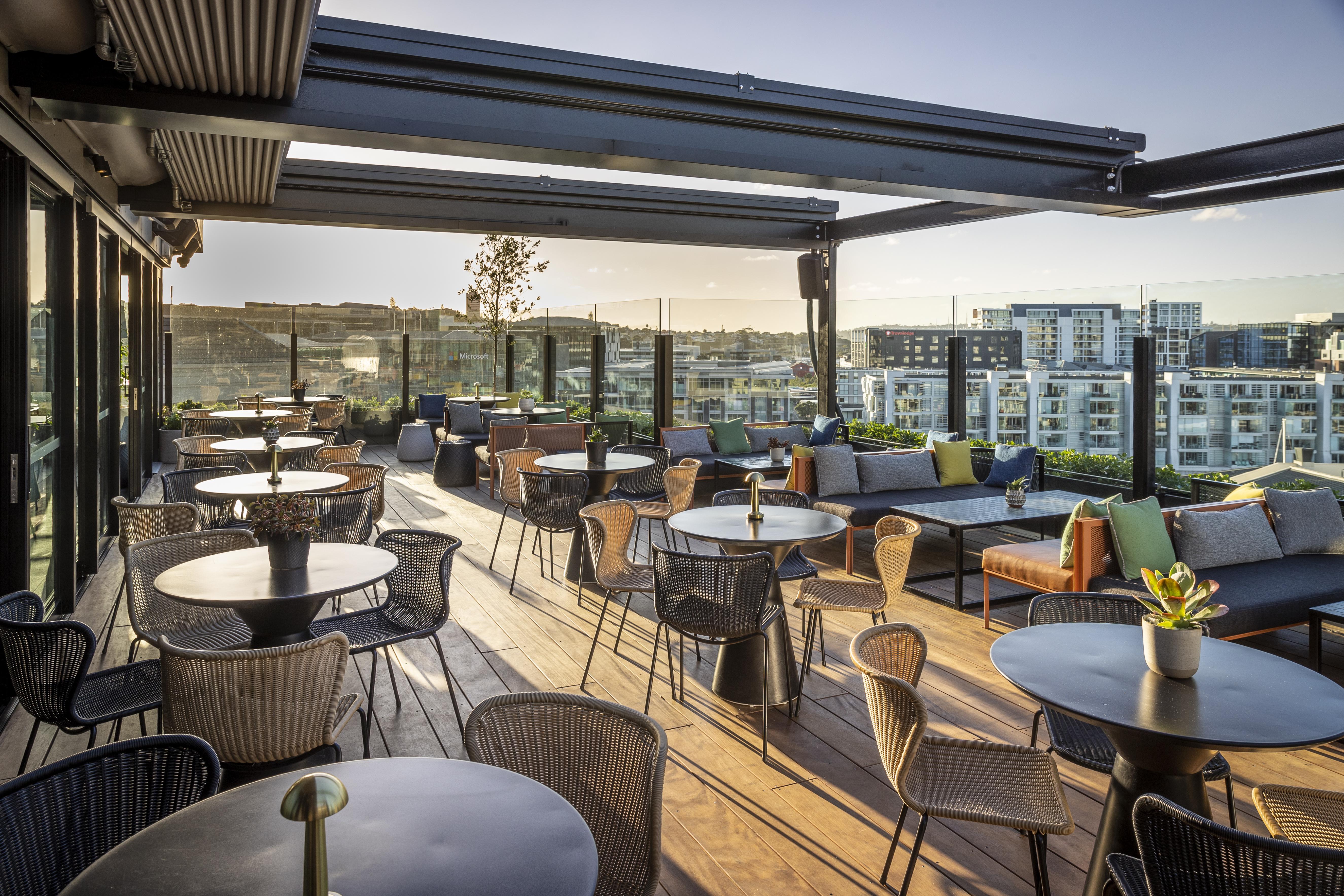 QT Auckland Hotel Buitenkant foto The rooftop bar at the hotel